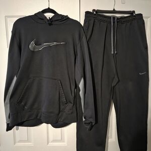Nike Therma-Fit Sweatsuit In Black and Gray.